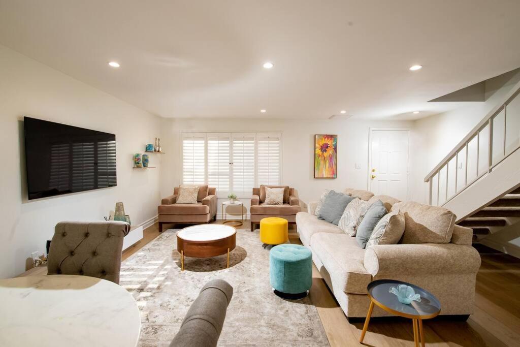 Brand New Remodeled 3 Bedroom In Reseda Apartment *